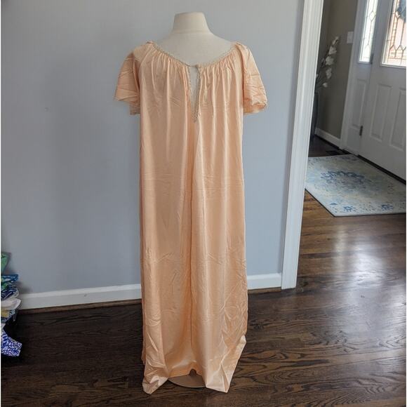 Vintage Woman's Vanity Fair Medium Peach Slip Nightgown Made in USA - Picture 2 of 10